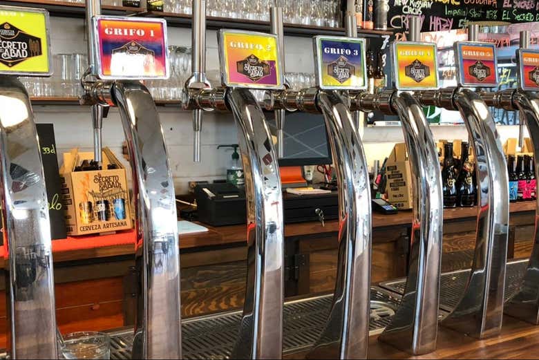 Torneiras de cerveja da fábrica El Secreto del Abad