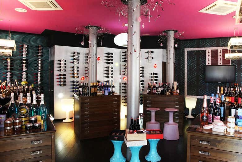 Interior de la vinoteca Señorita Malauva