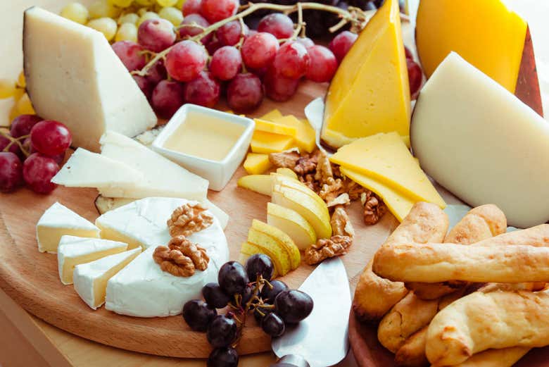 Degustaremos os vinhos com queijos