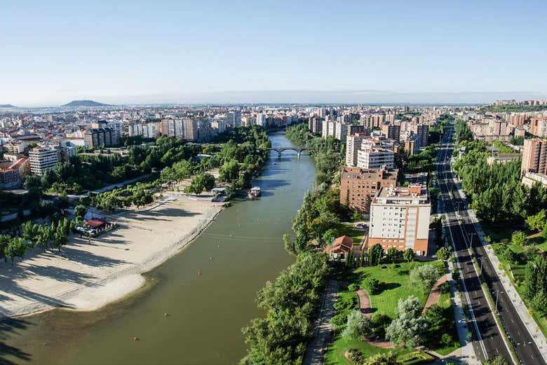 Rio Pisuerga visto do edifício Duque de Lerma