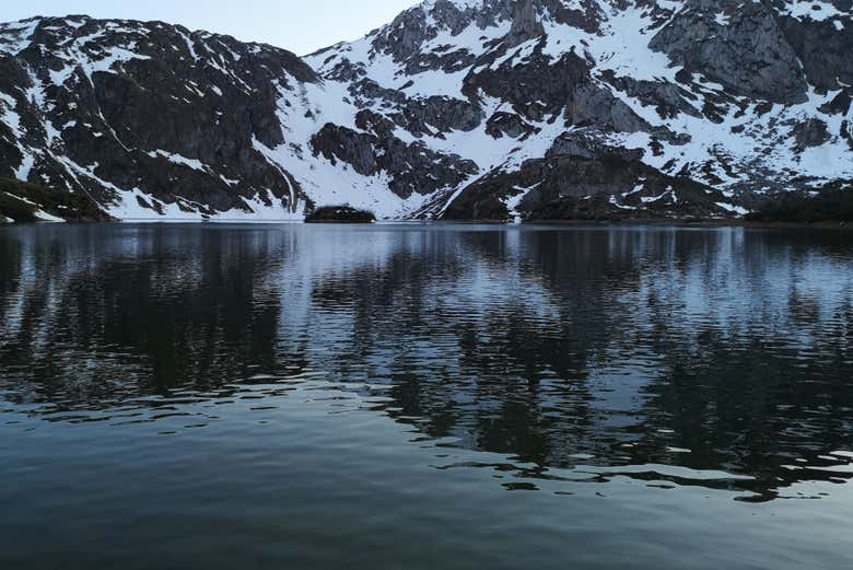 Montagnes enneigées sur les rives du lac del Valle