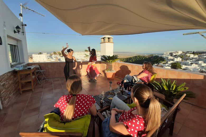 Amigas disfrutando de la clase de flamenco