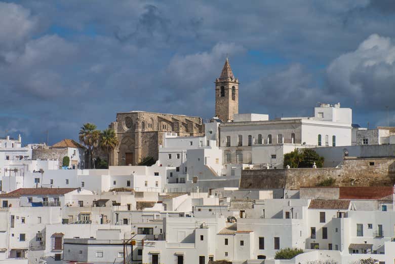 Il centro di Vejer con la chiesa in alto