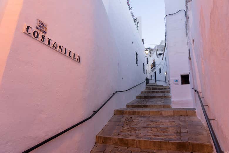 Las farolas empiezan a iluminar Vejer de la Frontera