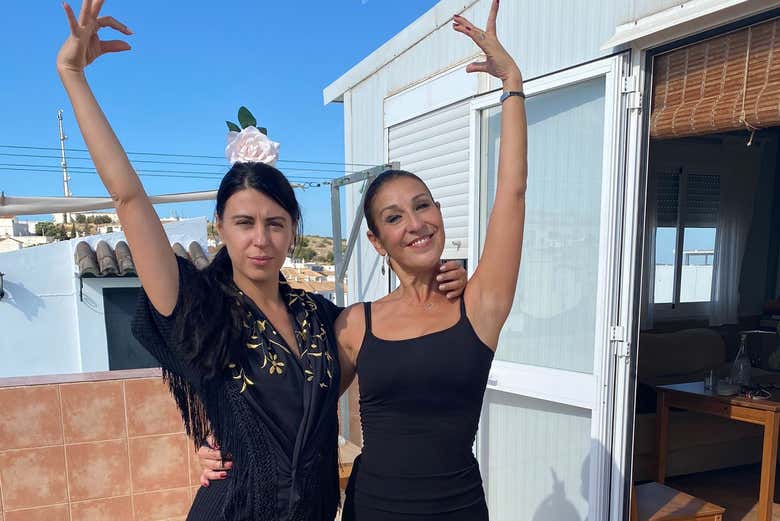 Una alumna y la bailaora de flamenco