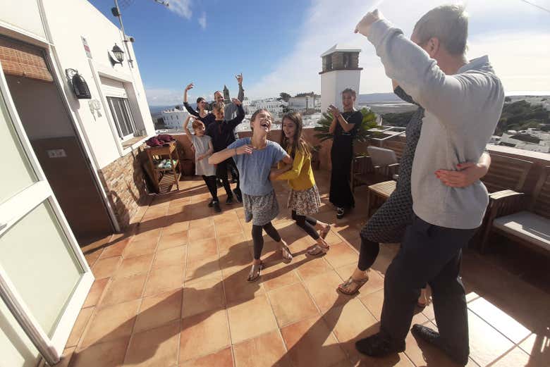 Gente bailando flamenco en una terraza de Vejer