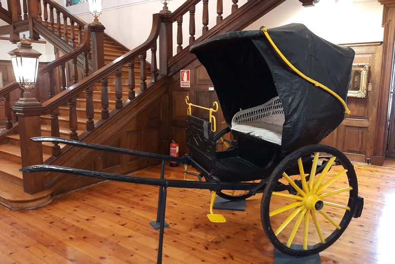Una carrozza esposta all'interno del pazo