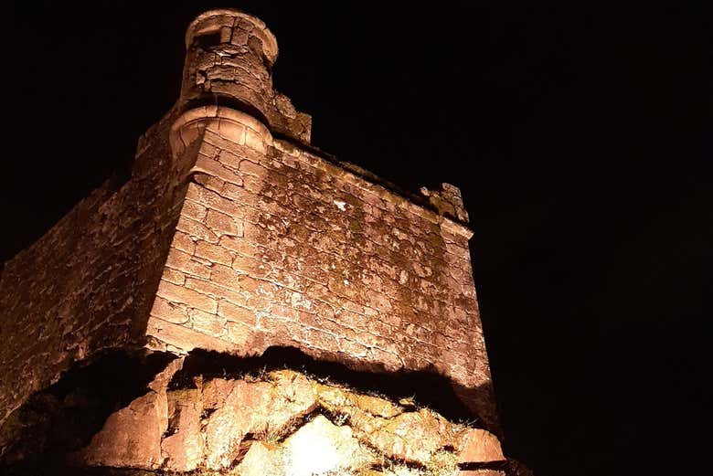 Fortezza di San Sebastián di sera