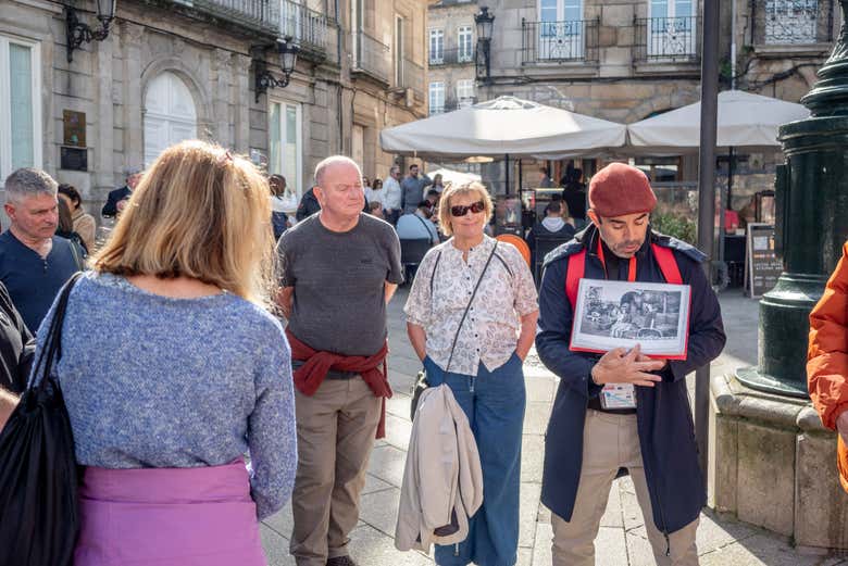 Guía mostrando fotografías antiguas en la Plaza de la Princesa