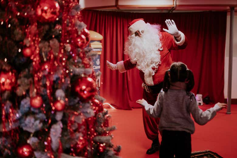 Una bambina conosce Babbo Natale