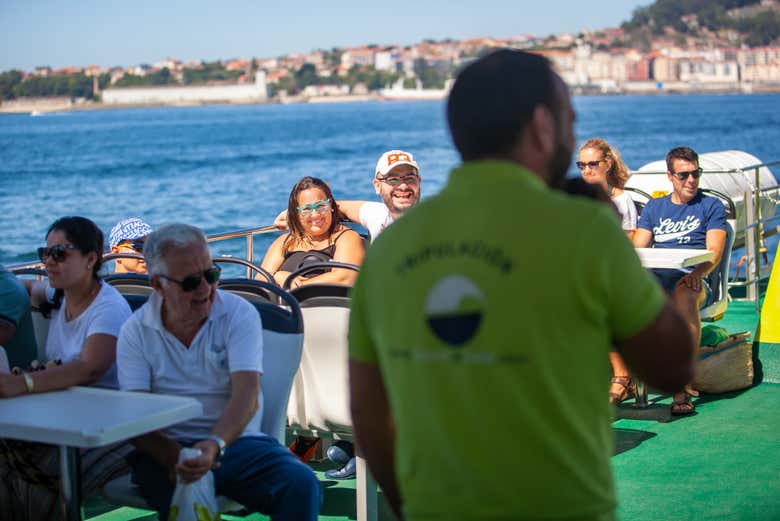 Disfrutando del paseo en barco por la ría de Vigo