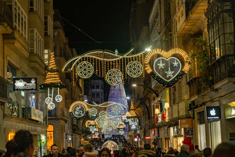 Una strada di Vigo piena di luci colorate