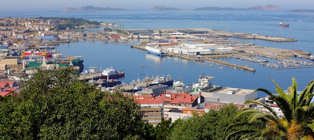 Tour por el puerto de Vigo + Visita a un vivero de marisco