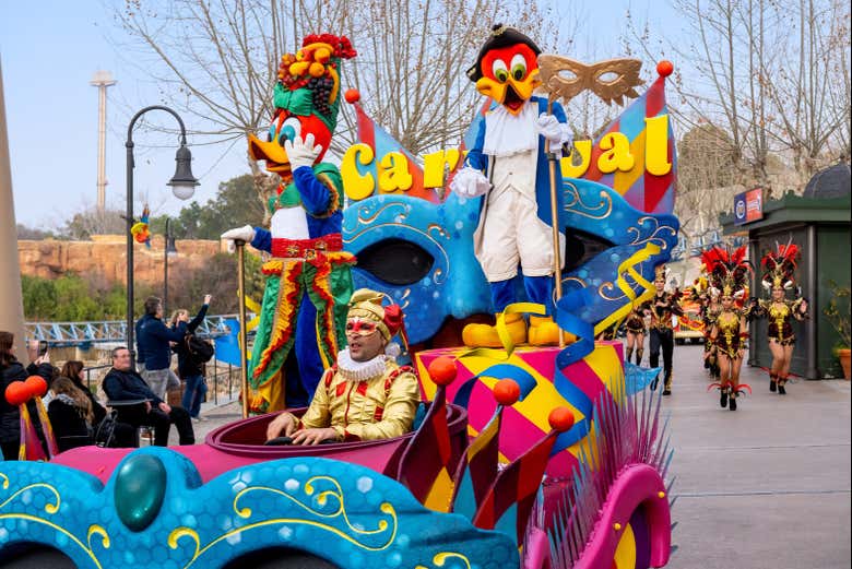 Carroza de colores en el Carnaval a PortAventura