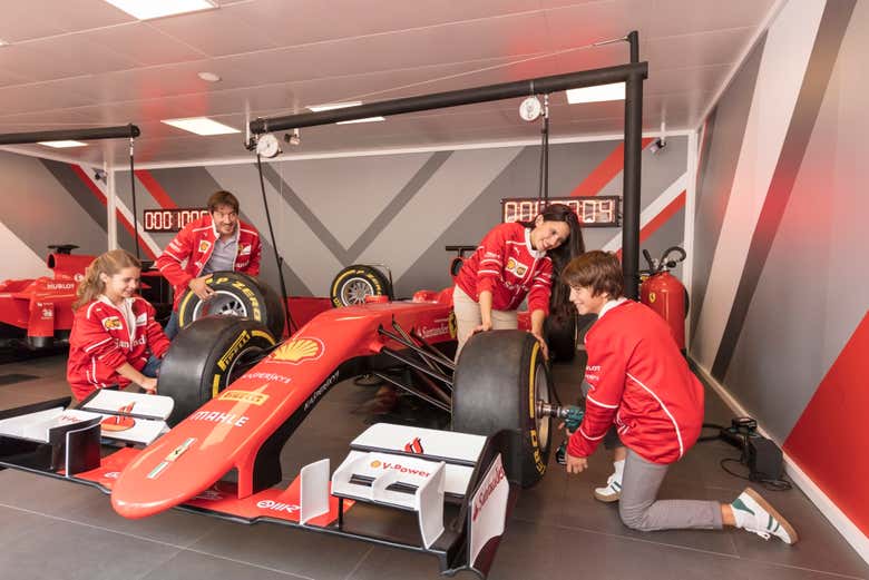 Une des voitures de Ferrari Land
