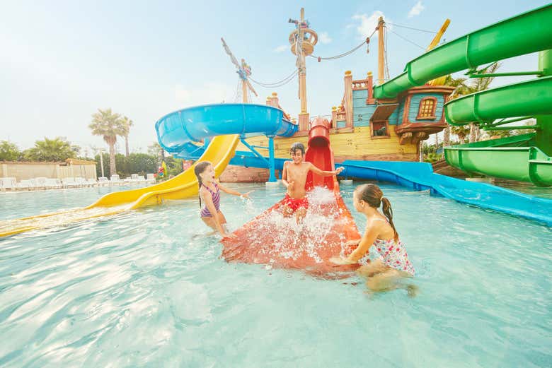 Giocando nelle piscine del Caribe Aquatic Park