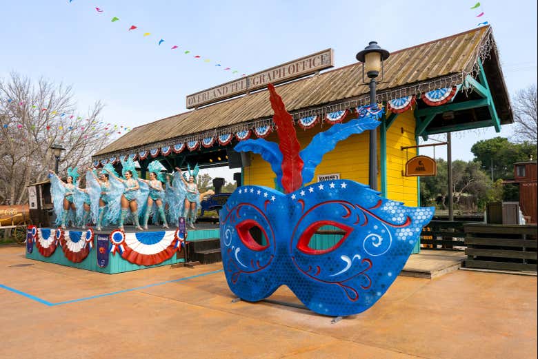 Escultura de una máscara veneciana en PortAventura