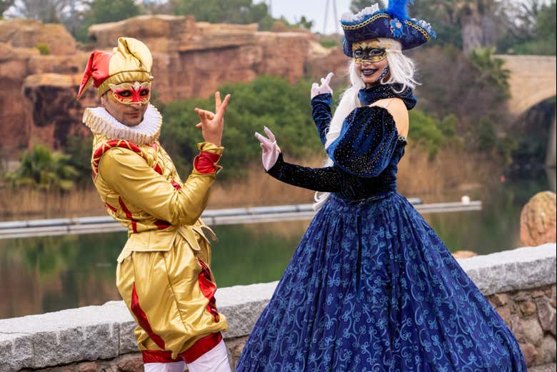 Personas vestidas con trajes venecianos 