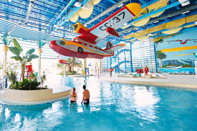 Na piscina coberta