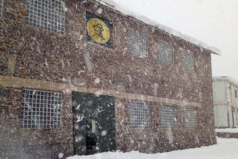 La fábrica de cerveza en un día nevado