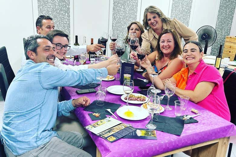Brindando con vino tinto de Jaén