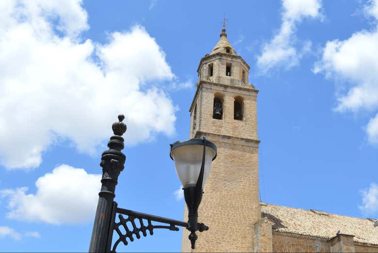 El local se encuentra muy cerca de la iglesia de Villacarrillo