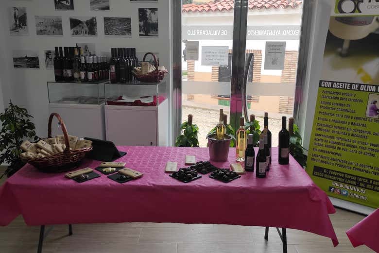 Mesa con diferentes productos típicos de Jaén