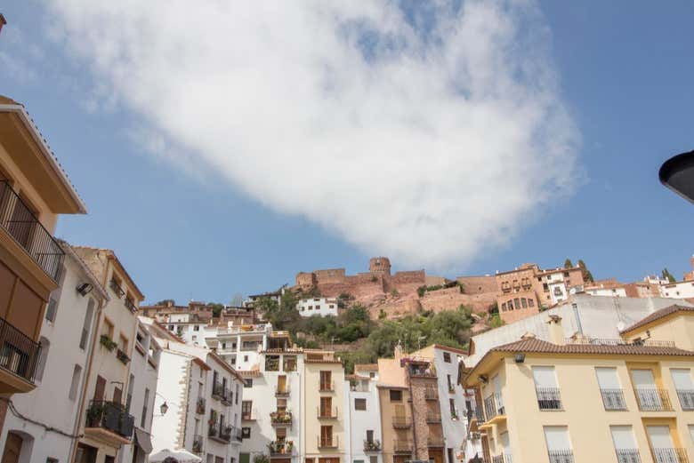 A vista de um castelo no topo de uma colina