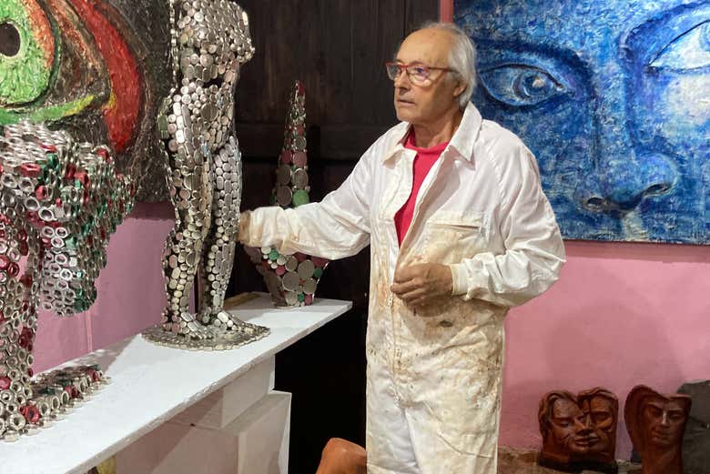 Arturo Nogueira travaillant dans son atelier
