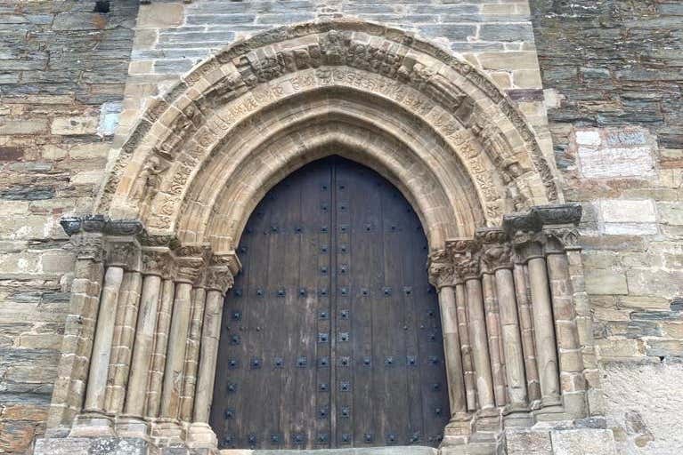 Uno de los pórticos de la iglesia de Santiago