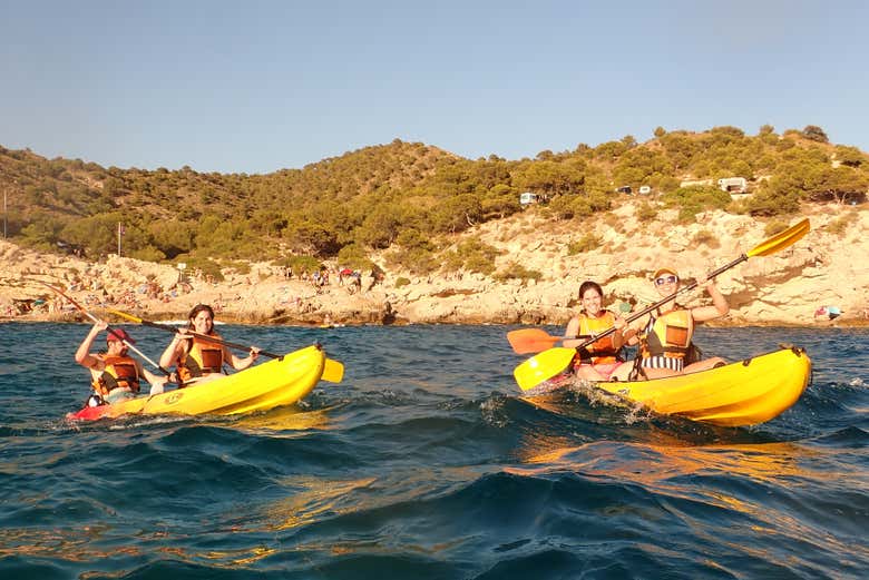 Tour de caiaque pelas águas cristalinas 