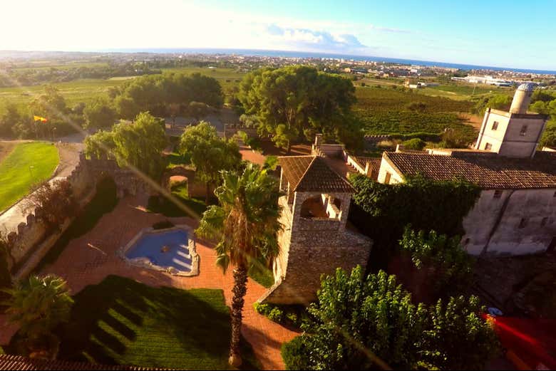 Vista aérea de la bodega Jaume Serra con el mar al fondo