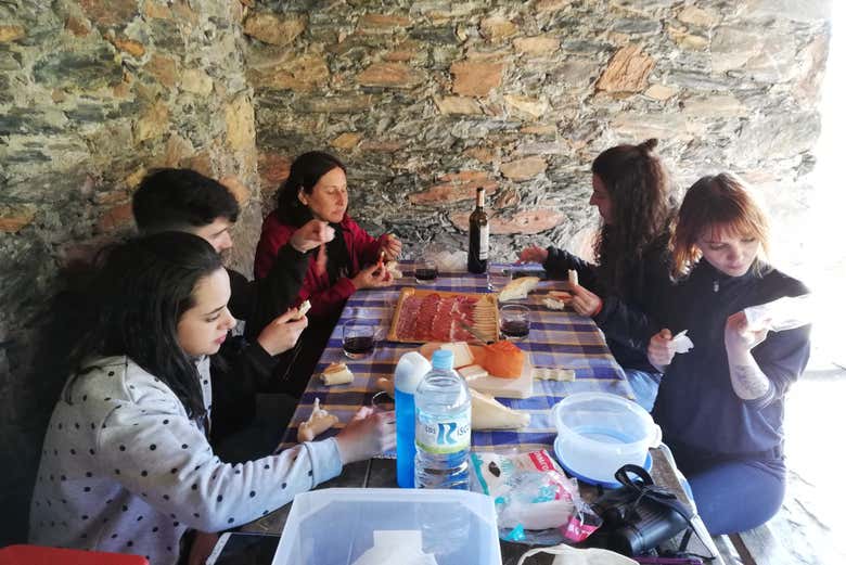 Tomando un aperitivo de la dehesa extremeña