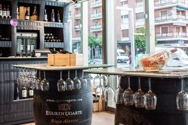 Barriles con copas de vino