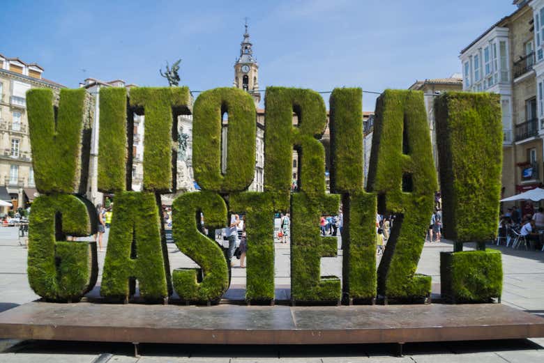 Insegna di Vitoria nella Plaza de la Virgen Blanca