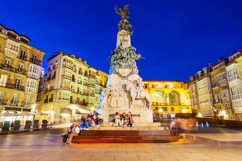 Plaza de la Virgen Blanca de noche