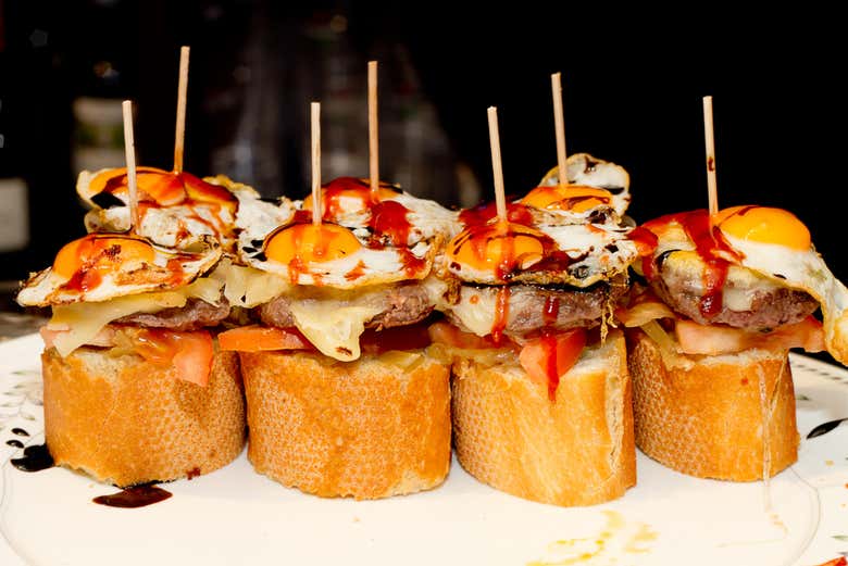 Pinchos de huevo