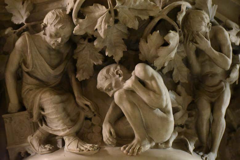 Detalle de escultura de la Cripta