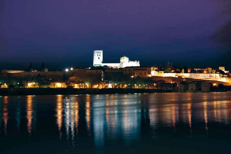 Vue panoramique sur Zamora de nuit