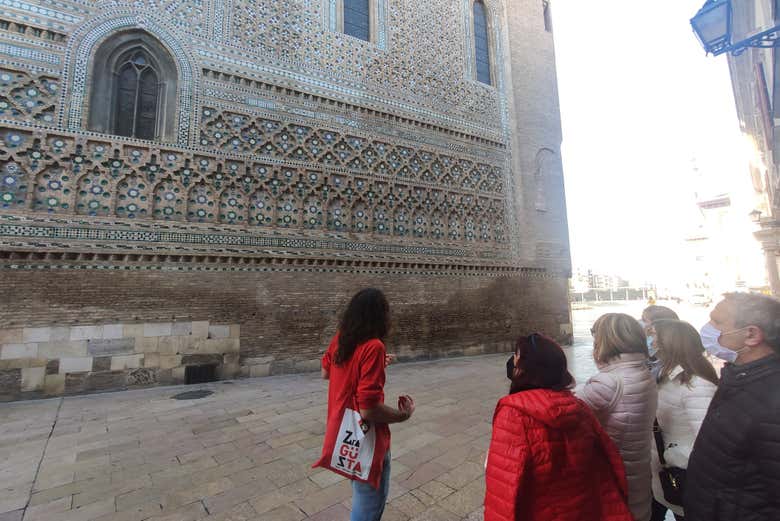 Personas contemplando la Seo de Zaragoza