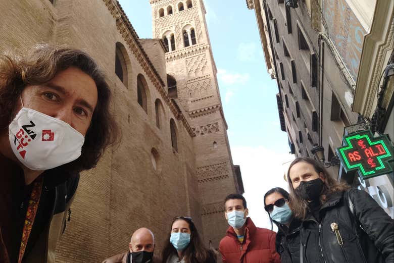 Turistas junto a la torre mudéjar de San Gil