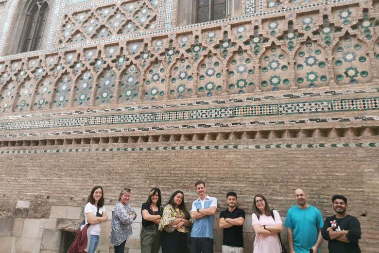 Frente a la fachada mudéjar de la Seo de Zaragoza