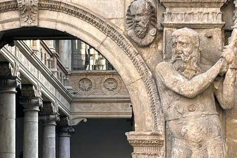 Détail de la façade du palais des Luna