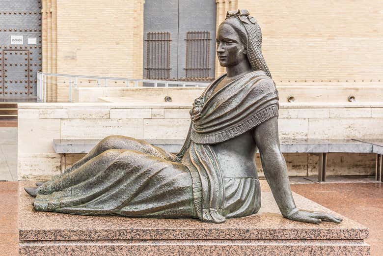 Sculpture d'une femme goyesque