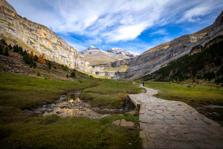 Un paysage entouré de montagnes