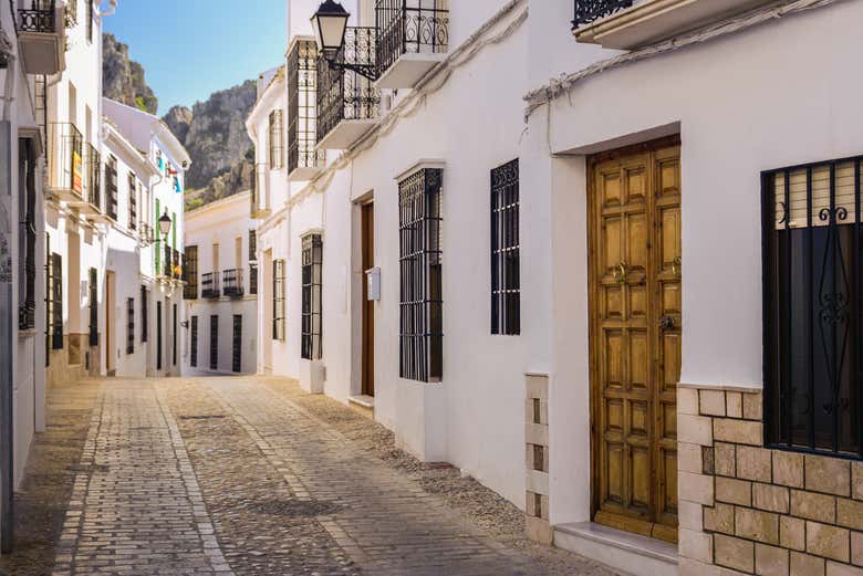 Recorriendo el centro histórico de Zuheros
