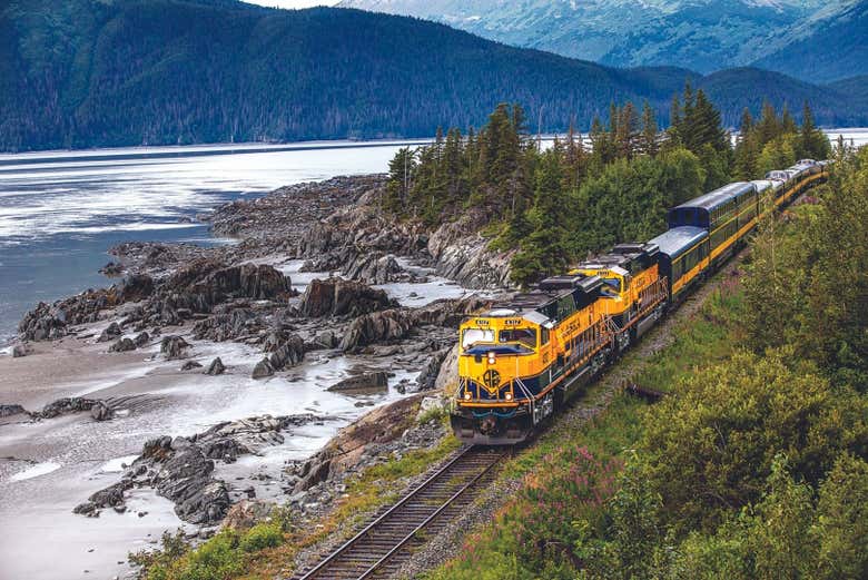 El tren bordea el estrecho de Turnagain Arm