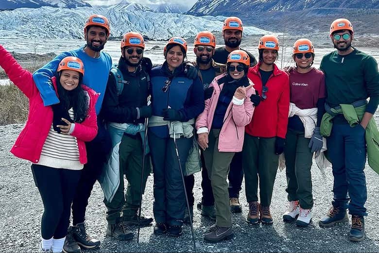¡Foto de grupo en el glaciar Matanuska de Alaska!