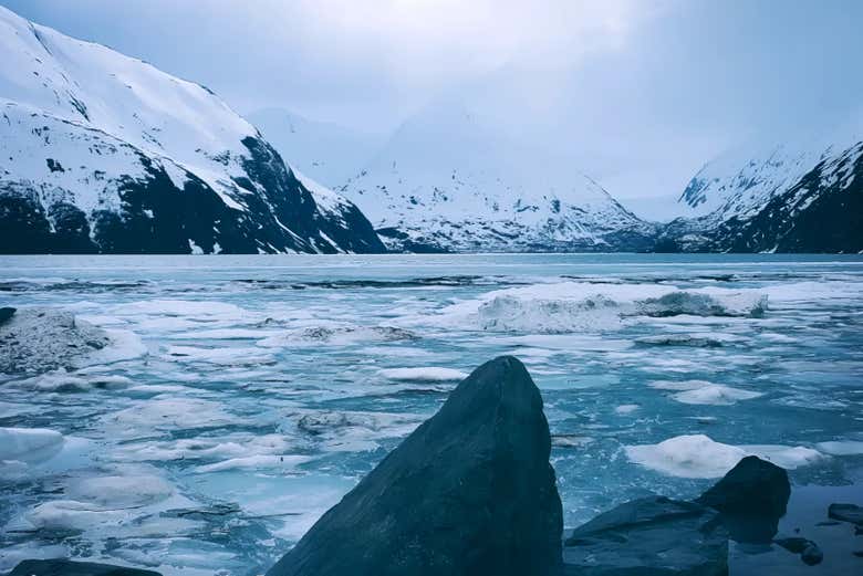 Pasando ante enormes icebergs de Alaska