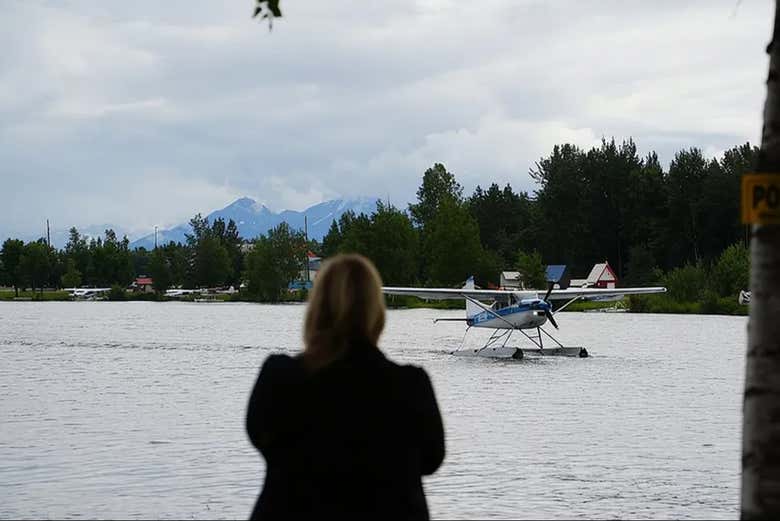 Un hidroavión aterrizando en el lago Hood